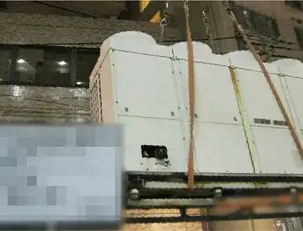 クレーンで搬入された業務用エアコン室外機