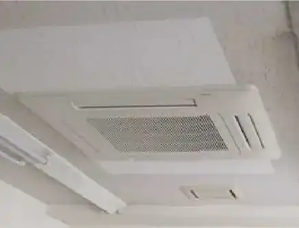 設置された天井カセット形業務用エアコン