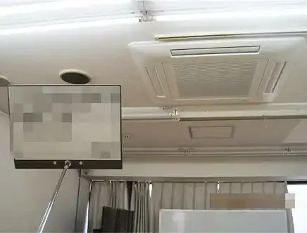 室内に設置された業務用エアコンの天井カセット形室内機