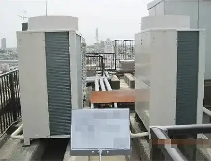 屋上に設置された業務用エアコン室外機ユニット