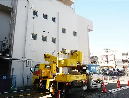クレーン車によるビル用エアコン室外機搬入作業