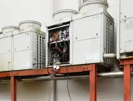 屋上に設置されたビル用マルチエアコン室外機