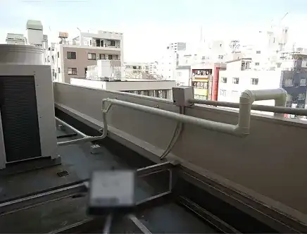 屋上に設置されたエアコン配管と室外機の設置状況