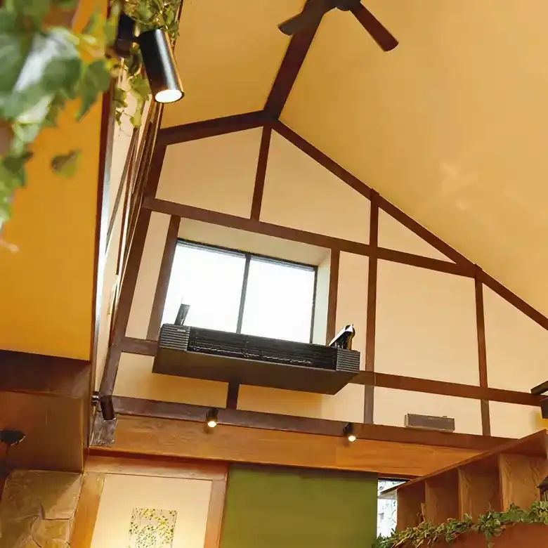 天井吊形の業務用エアコン