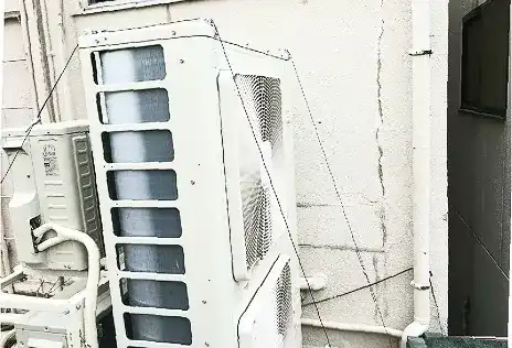 外壁に転倒防止固定を施した室外機