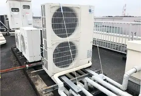 室外機の転倒防止対策完了後の状態