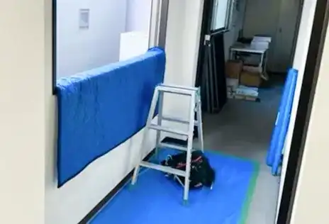 搬入経路を保護する養生作業