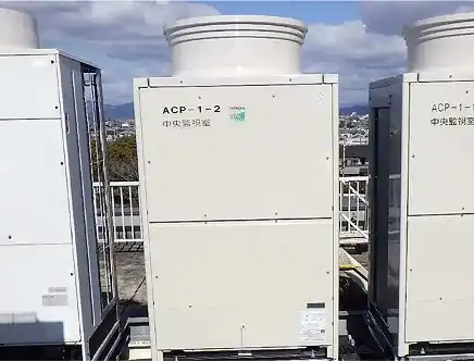 屋上に設置された設備用エアコン室外機（耐重塩害仕様）