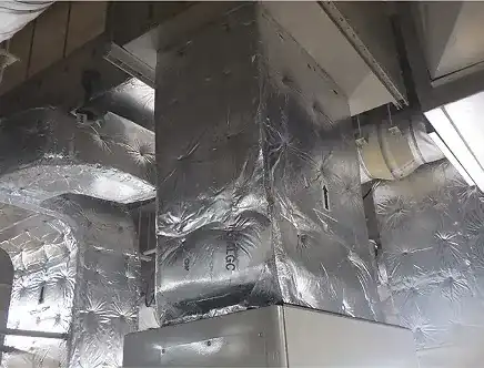 設備用エアコンダクトの断熱施工