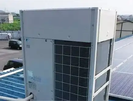 工場用エアコン室外機の屋外設置状況