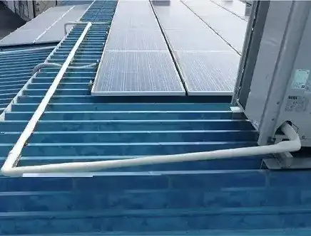工場屋根上のエアコン配管施工状況