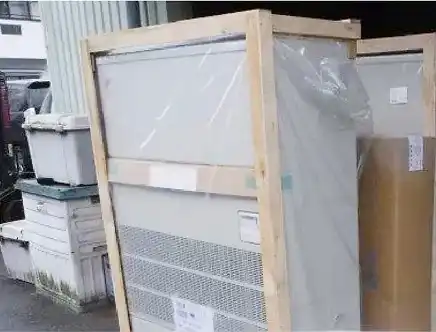 搬入前の工場用エアコン室内機（梱包状態）