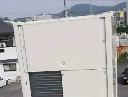 屋外に設置された工場用エアコン室外機