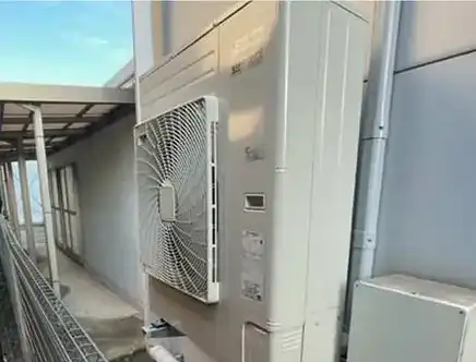 屋外に設置されたスポットエアコン室外機