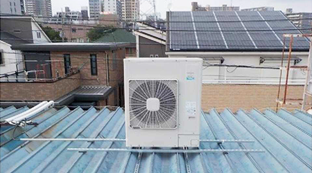 屋根に設置された室外機の写真