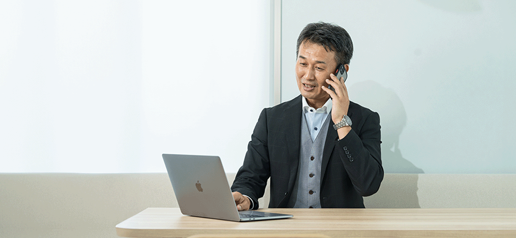 インターネットで商品を選ぶお客様の様子