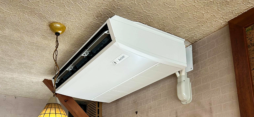 天井から吊り下げる機器