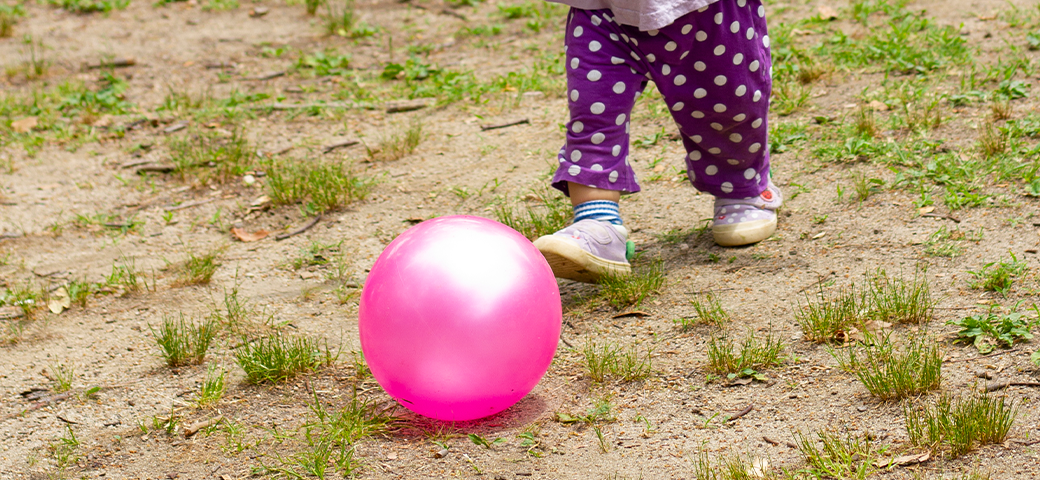 子供がボールで遊ぶ姿