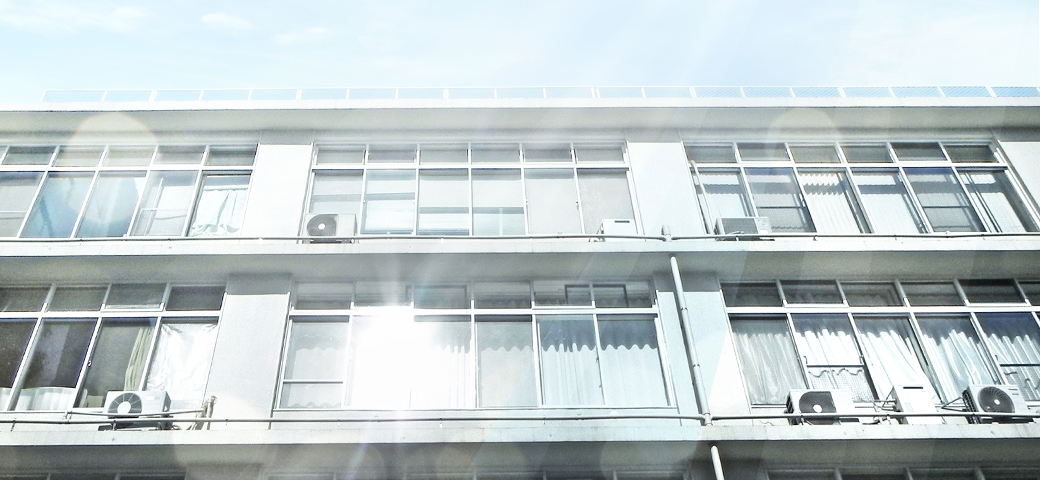 学校に設置された室外機