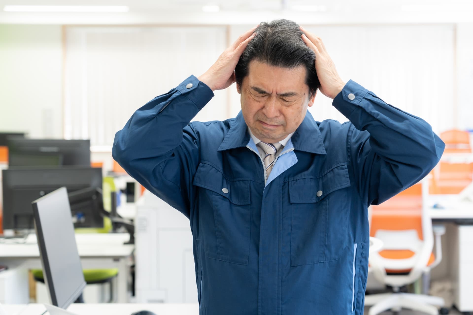 買い替え化修理を悩む男性