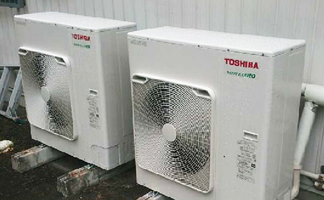介護施設:天井カセット形4方向吹出の室外機