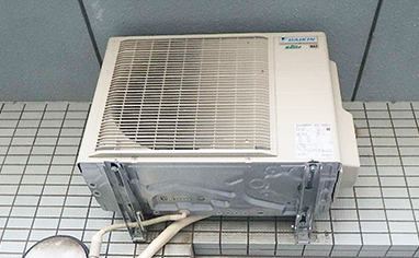 介護施設事務所:壁掛形の室外機