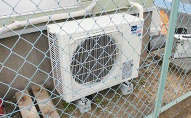 介護施設事務所:天井吊形の室外機