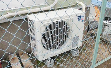 介護施設事務所:天井吊形の室外機