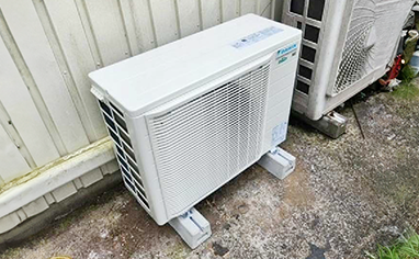 葬儀場ホール:天井カセット形4方向吹出の室外機