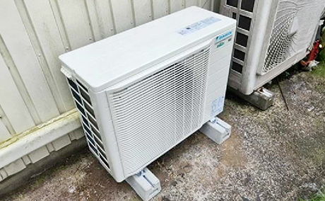 葬儀場ホール:天井カセット形4方向吹出の室外機