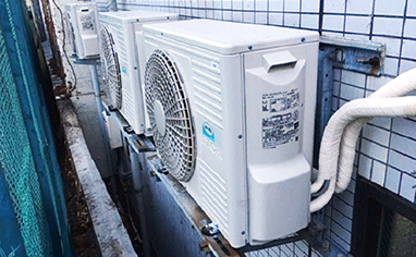 葬儀場ホール:天井カセット形2方向吹出の室外機