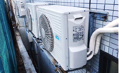 葬儀場ホール:天井カセット形2方向吹出の室外機