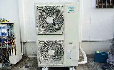 葬儀場ホール:天井カセット形4方向吹出の室外機