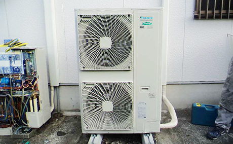 葬儀場ホール:天井カセット形4方向吹出の室外機