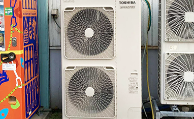 ボルダリングジム:天井吊形の室外機