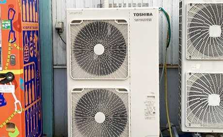 ボルダリングジム:天井吊形の室外機