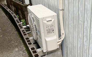 空手道場:天井吊形の室外機