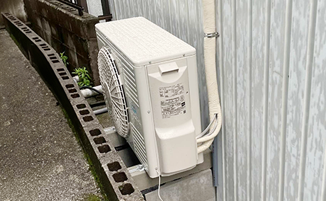 空手道場:天井吊形の室外機