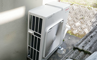 カラオケルーム:天井カセット形4方向吹出の室外機