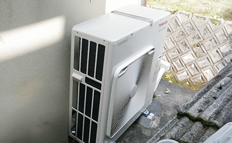 カラオケルーム:天井カセット形4方向吹出の室外機