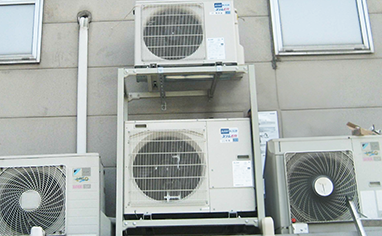 カラオケルーム等4室:壁掛形の室外機