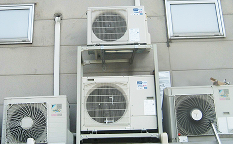 カラオケルーム等4室:壁掛形の室外機